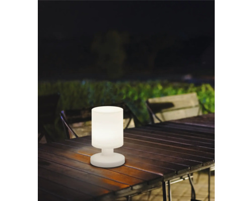 Lampă de masă pe o masă de lemn afară