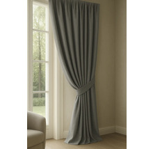 Perdea gri cu bandă decorativă la fereastră