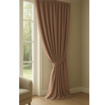 Perdea decorativă drapată cu fereastră și fotoliu în cameră