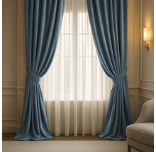 Fereastră cu perdele și draperii