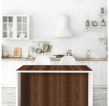 Insulă de bucătărie cu model de lemn într-un spațiu de bucătărie luminos.