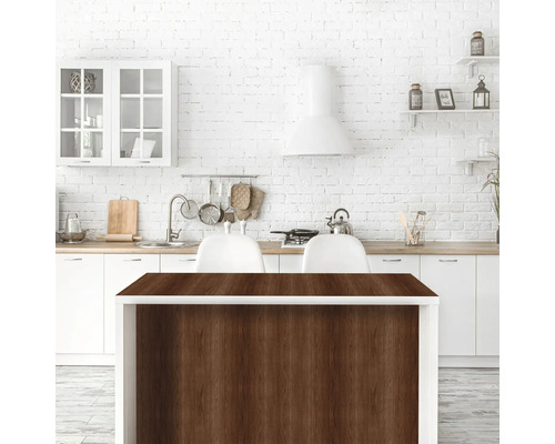 Insulă de bucătărie cu model de lemn într-un spațiu de bucătărie luminos.