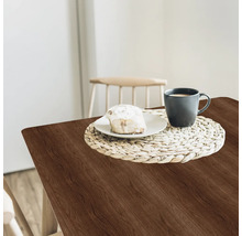 Masă cu model de lemn, produse de patiserie și ceașcă