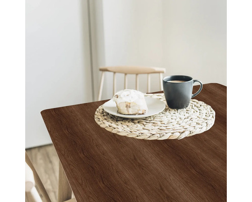 Masă cu model de lemn, produse de patiserie și ceașcă