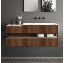 Dulap sub chiuvetă cu aspect de lemn, prosoape și accesorii în baie