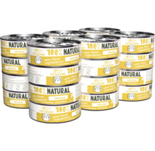 Mai multe cutii de conserve cu mâncare pentru pisici cu aromă de pui, stivuite.