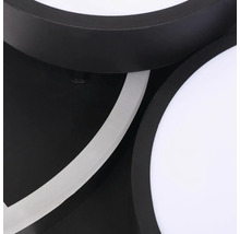 Prim-plan al unei lămpi de plafon cu LED de formă rotundă