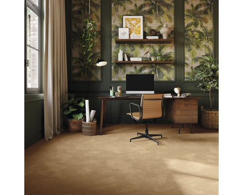 Birou cu masă de scris, scaun de birou și decorațiuni în design tropical