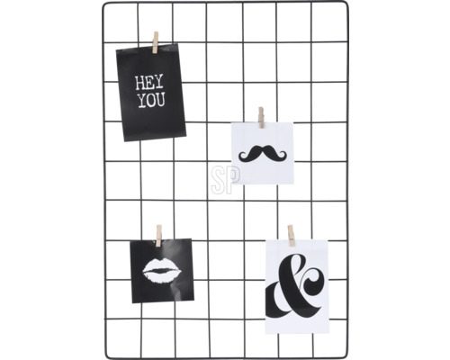 Panou memo din grilaj metalic cu fotografii și notițe