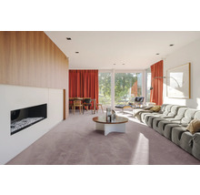 Cameră de zi luminoasă cu șemineu, fereastră mare și mobilier modern.
