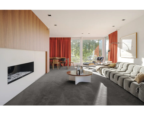 Living luminos cu design modern, canapea și fereastră mare