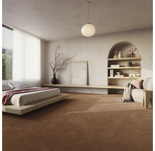 Dormitor cu pat, covor și elemente decorative pentru o atmosferă confortabilă