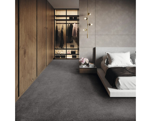 Dormitor cu pat, dressing și covor