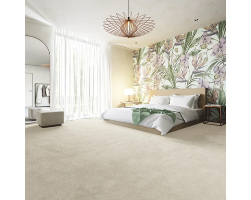 Dormitor luminos cu tapet floral, pat, covor și lampă de tavan decorativă
