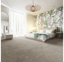 Dormitor luminos cu pat matrimonial, tapet floral și design modern