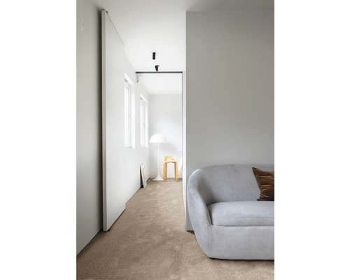 Interior cu canapea, lampadar și scaun