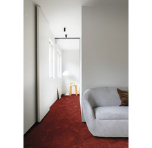 Interior luminos cu canapea și covor roșu