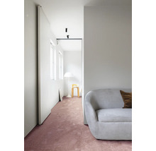 Apartament luminos cu canapea, covor, lampă și scaun