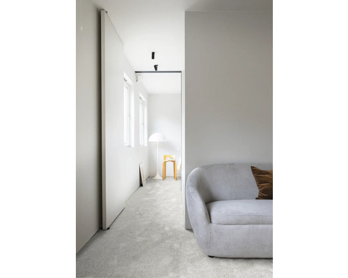Interior luminos cu canapea, lampadar și scaun