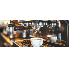 Preparare cafea cu un espressor într-o ceașcă
