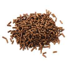 Hrană maro pentru pești sub formă de peleți