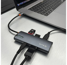 Laptop conectat la un hub USB cu diferite porturi și sigla Tellur