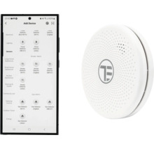 Ecran smartphone cu aplicația Smart Home pentru selectarea dispozitivelor lângă un detector de fum rotund alb