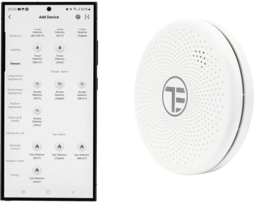 Ecran smartphone cu aplicația Smart Home pentru selectarea dispozitivelor lângă un detector de fum rotund alb