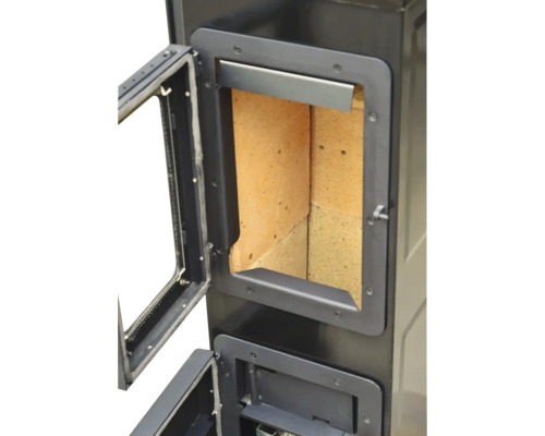 Vizualizare detaliată a unui șemineu pe lemne cu ușa deschisă și vedere la căptușeala focarului