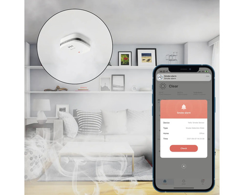 Scenă dintr-o sufragerie cu detector de fum pe tavan și un smartphone care afișează o aplicație de detector de fum cu o notificare