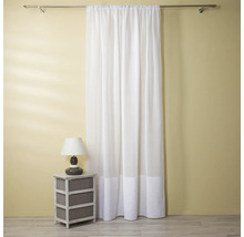 Scenă cu o perdea albă atârnând de o bară de perdea și o noptieră cu o lampă