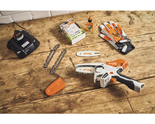 Set Stihl de ferăstrău de crengi cu acumulator, cu încărcător, lanțuri de ferăstrău, ulei pentru ascuțit lanțul și mănuși