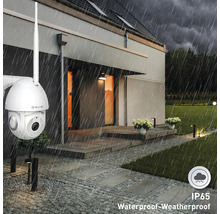 Vedere exterioară a unei case cu cameră de securitate instalată și marcaj de impermeabilitate IP65 pe ploaie.