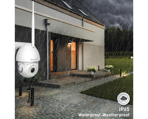 Vedere exterioară a unei case cu cameră de securitate instalată și marcaj de impermeabilitate IP65 pe ploaie.