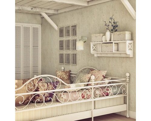 Dormitor luminos în stil rustic cu pat metalic alb, raft de perete și oglinzi