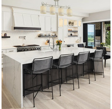 Bucătărie luminoasă cu insulă, scaune de bar și aparate moderne.