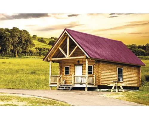 Cabana din lemn cu acoperiș roșu într-un cadru rural.