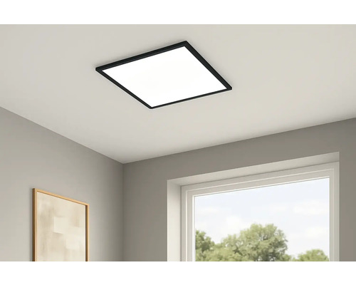 Plafonieră pătrată cu ramă neagră într-o cameră