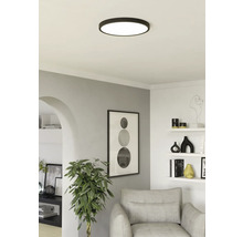 Living modern cu plafonieră rotundă pentru o atmosferă luminoasă și elegantă