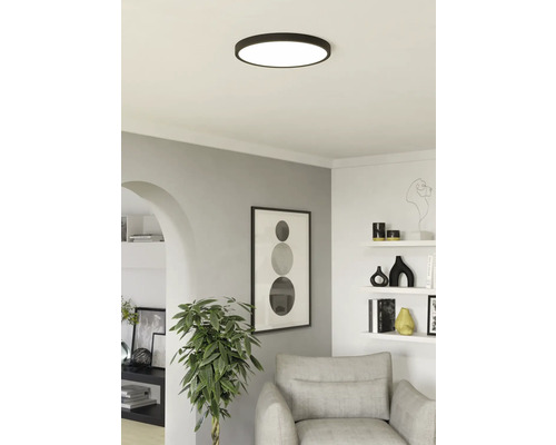 Living modern cu plafonieră rotundă pentru o atmosferă luminoasă și elegantă