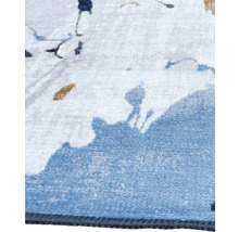 Prim-plan al unui covor cu model abstract