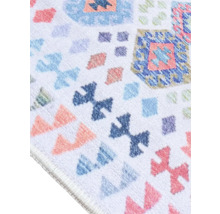 Prim-plan cu un covor cu motive geometrice