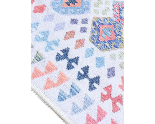 Prim-plan cu un covor cu motive geometrice