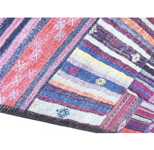 Vizualizare detaliată a unui covor cu dungi