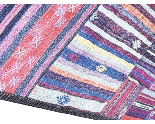 Vizualizare detaliată a unui covor cu dungi