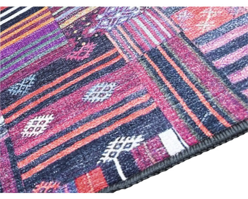 Prim-plan cu un covor cu dungi și modele