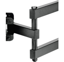 Prim-plan cu un suport TV de perete pivotant, negru, din metal.