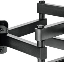 Prim-plan cu un suport TV de perete negru cu șuruburi