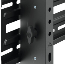 Imagine detaliată a unui dulap de server negru cu șuruburi și buton rotativ