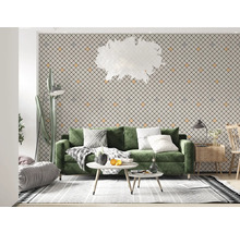 Cameră de zi cu canapea verde, masă și tapet cu model